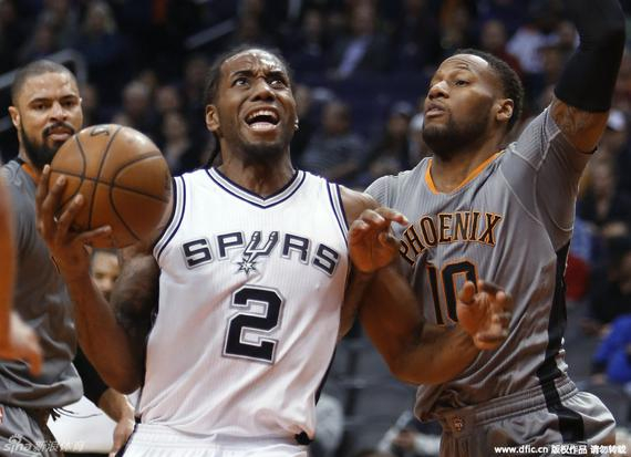 马刺翻盘公牛,米切尔带队取胜 马刺翻盘公牛,米切尔带队取胜