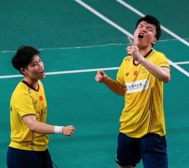 韩国队横扫中国队，黄鸭组合点燃赛场