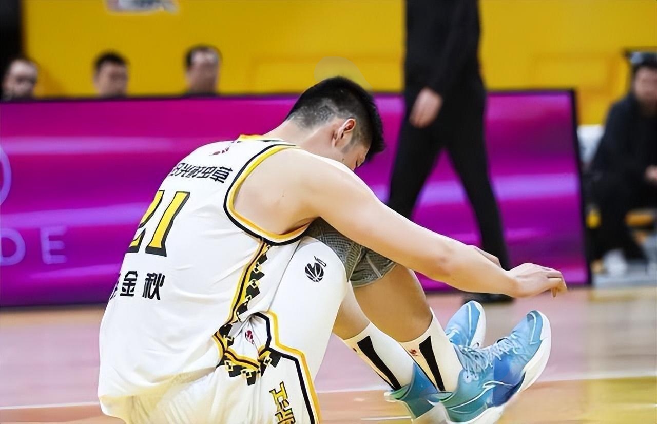 鹈鹕轻取新疆队,胡金秋点燃赛场 鹈鹕轻取新疆队,胡金秋点燃赛场