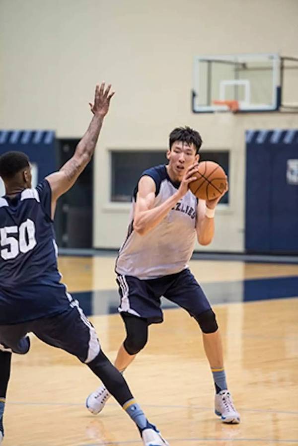 开云体育官网-灰熊险胜新疆队，周琦扛起全队