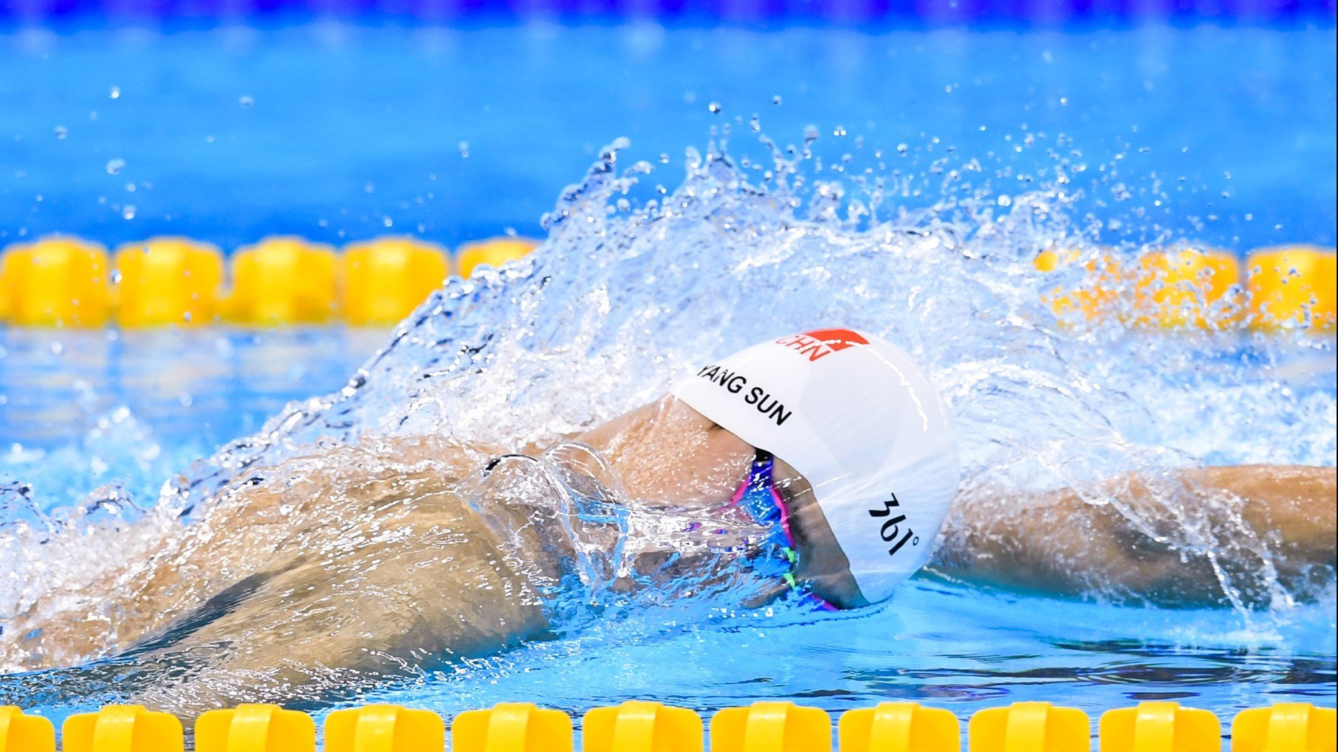 赛道狂飙如砍分，当班凯罗把F1巴林站变成他的掘金血拼